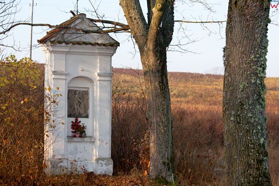 EU, Pl, warm - maz. Kapliczka przy drodze nr 594  Reszel - Swieta Lipka na wysokosci wsi Lipowa Gora.