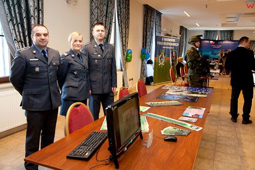 EU, PL, warm - maz. W lidzbarskim hotelu GĂłrecki, odbyĹ‚y siÄ™ targi pracy sĹ‚uĹĽb mundurowych. 2012-02-16.