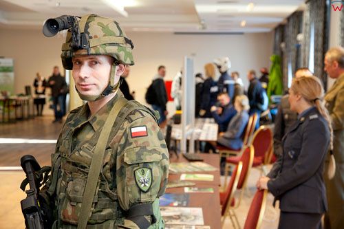 EU, PL, warm - maz. W lidzbarskim hotelu GĂłrecki, odbyĹ‚y siÄ™ targi pracy sĹ‚uĹĽb mundurowych. 2012-02-16.
