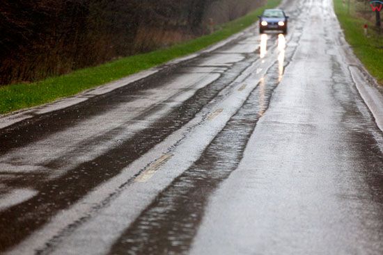 Koleiny i deszcz na jezdni. EU, Pl, warm-maz.
