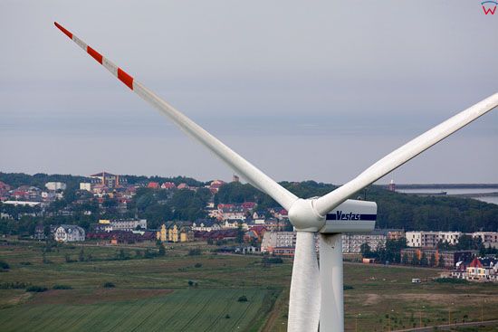 Turbina wiatrowa na tle Darlowka. EU, PL, Zachodniopomorskie. Lotnicze.