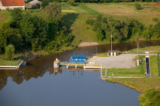 Elektrownia wodna na rzece Lyna w Kotowie. EU, Pl, warm-maz. Lotnicze.