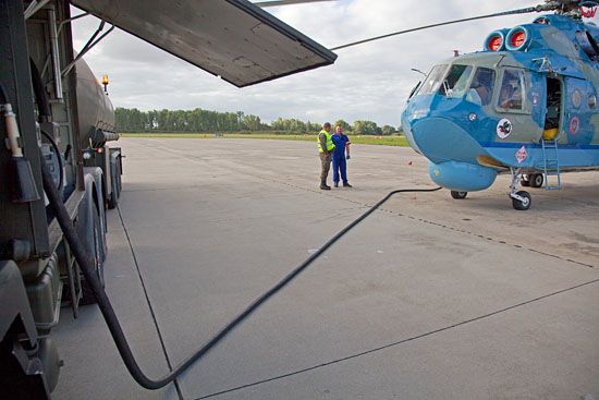 Tankowanie smiglowca bojowego Mi-14. EU, Pl, Pomorskie.