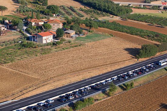 Autostrada A1 przebiegajaca przez Toskanie w okolicy Montagnano. EU, Italia, Toskania. LOTNICZE.