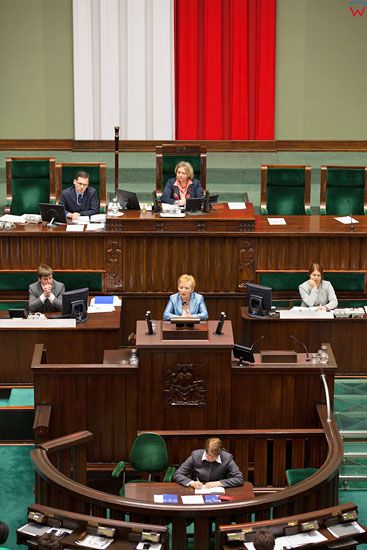 Sala Posiedzen Sejmu RP, Stol Prezydialny z Mownica.