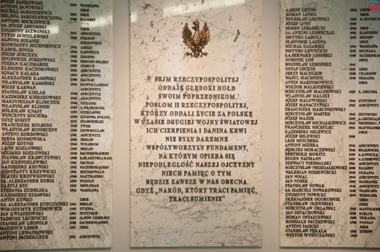 Tablica w holdzie parlamentarzystom poleglych w czasie II wojny swiatowej w Hallu glownym Sejmu.