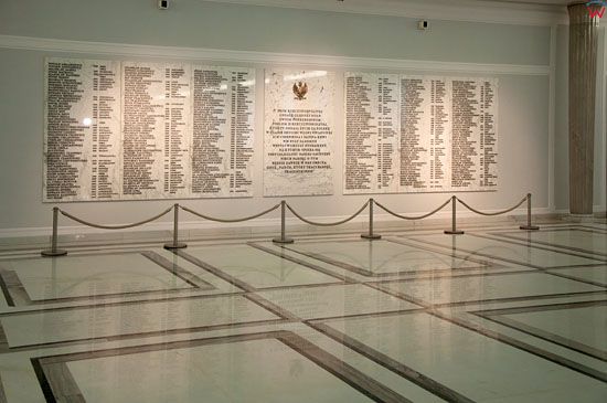 Tablica w holdzie parlamentarzystom poleglych w czasie II wojny swiatowej w Hallu glownym Sejmu.