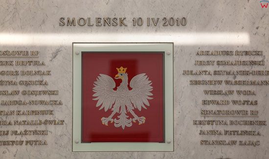 Tablica upamietniajaca parlamenarzystow, ktorzy zgineli w katastrofie lotniczej pod Smolenskiem w Hallu glownym Sejmu.