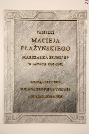 Tablica upamietniajaca Marszalka Sejmu Macieja Plazynskiego w Hollu glownym budynku Sejmu.