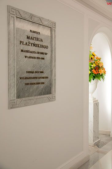 Tablica upamietniajaca Marszalka Sejmu Macieja Plazynskiego w Hollu glownym budynku Sejmu.