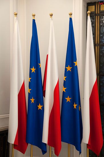 Flagi RP i UE w Sejmie.