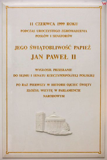 Tablica upamietniajaca wizyte Jana Pawla II w holu gĹ‚ownym Sejmu.