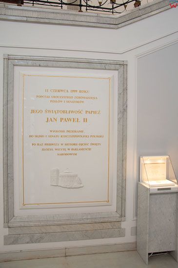 Tablica upamietniajaca wizyte Jana Pawla II w holu gĹ‚ownym Sejmu.