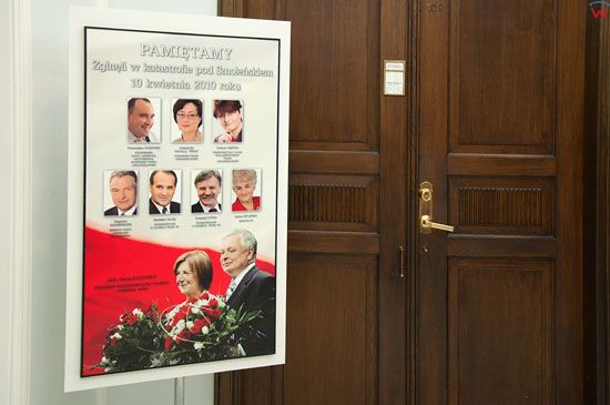 Tablica upamietniajaca poleglych parlamentarzystow na korytarzu Sejmu.