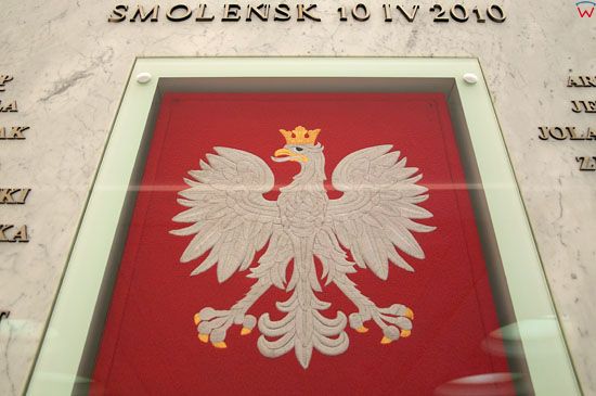 Tablica upamietniajaca parlamenarzystow, ktorzy zgineli w katastrofie lotniczej pod Smolenskiem, w Hallu glownym Sejmu.