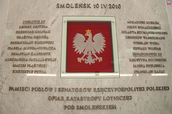Tablica upamietniajaca parlamenarzystow, ktorzy zgineli w katastrofie lotniczej pod Smolenskiem, w Hallu glownym Sejmu.