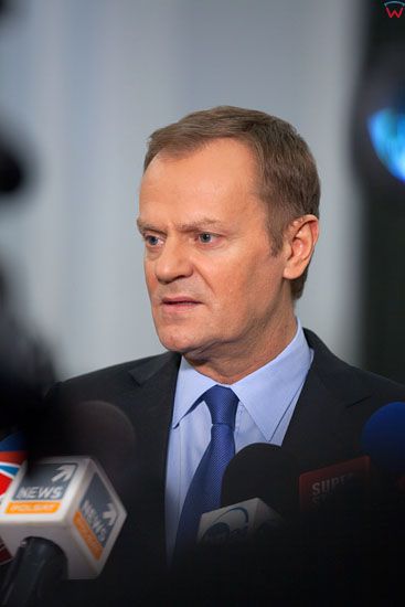 Premier Donald Tusk udzielajacy wywiadu w Hallu Glownym Sejmu 22-02-2013 r.