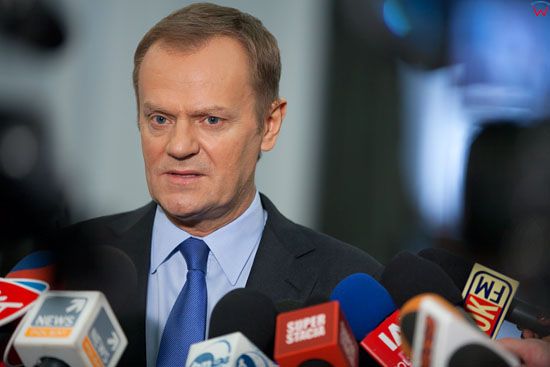 Premier Donald Tusk udzielajacy wywiadu w Hallu Glownym Sejmu 22-02-2013 r.