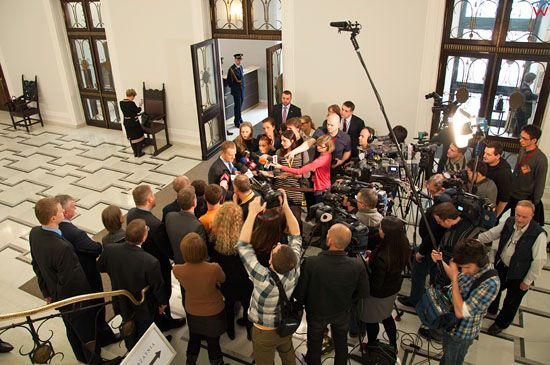 Premier Donald Tusk udzielajacy wywiadu na korytarzu sejmowym. 22-02-2013 r.