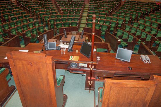 Sala Posiedzen Sejmu RP, Stol Prezydialny z miejscem Marszalka.