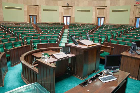 Sala Posiedzen Sejmu RP, Stol Prezydialny z Mownica.
