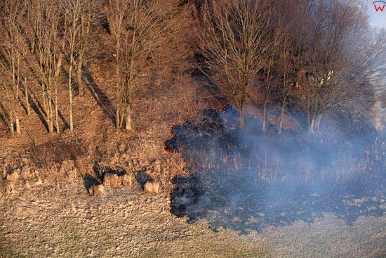 Wiosenne wypalanie trawy. EU. PL, Warm-Maz. LOTNICZE.