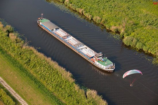 Barka na rzece Elblag. EU, Pl, Warm-Maz. LOTNICZE.