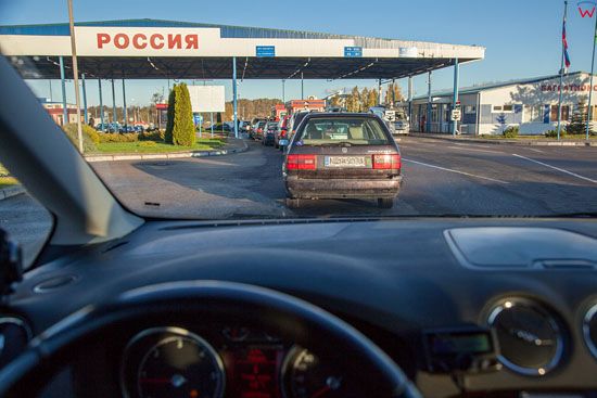 Przejscie graniczne Bezledy-Bagrationowsk, kolejka samochodow w rosyjskiej strefie odpraw. EU, Rosja-Obwod Kaliningradzki.