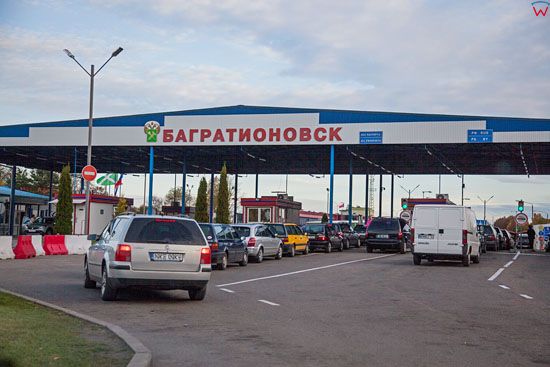 Bagrationowsk, samochody oczekujace na odprawe po stronie rosyjskiej. EU, Rosja-Obwod Kaliningradzki.