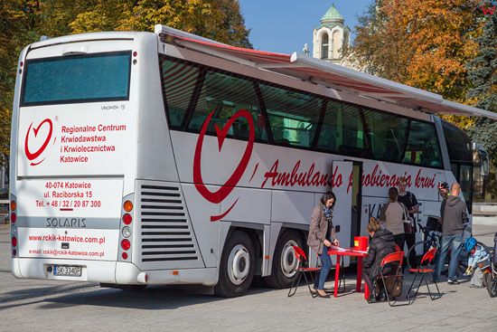 Czestochowa, ambulans pobierania krwi na Placu Wladyslawa Bieganskiego. EU, Pl, Slaskie.