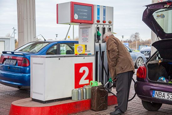 Bagriationowsk 06.11.2013, Maly Ruch Graniczny, mezczyzna  tankujacy benzyne. EU, Rosja.