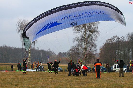 Pisz, Winter Masuria Paramotor Cup 2014, 15.02.2014r. Zawody motoparalotniowe rozgrywano przy silnym wietrze w wyniku czego pojawialy sie problemy ze startem i wywrotki. EU, PL, Warminsko-Mazurskie.