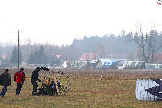Pisz, Winter Masuria Paramotor Cup 2014, 15.02.2014r. Zawody motoparalotniowe rozgrywano przy silnym wietrze w wyniku czego pojawialy sie problemy ze startem i wywrotki. EU, PL, Warminsko-Mazurskie.