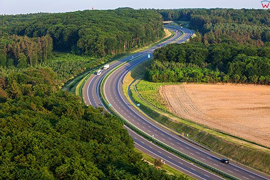 Autostrada A4 na wysokosci Gora Swietej Anny. EU, Pl, Opolskie. Lotnicze.