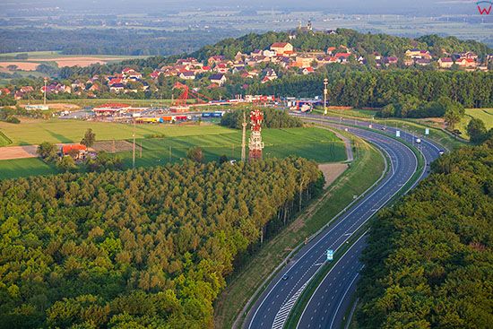 Autostrada A4 na wysokosci Gora Swietej Anny. EU, Pl, Opolskie. Lotnicze.