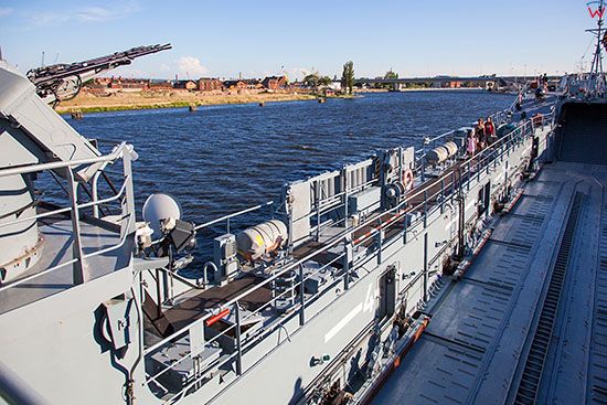 Szczecin, statek transportowy 825 Marynarki Wojennej udostepniony do zwiedzania przy Walach Chrobrego. EU, Pl, Zachodniopomorskie.