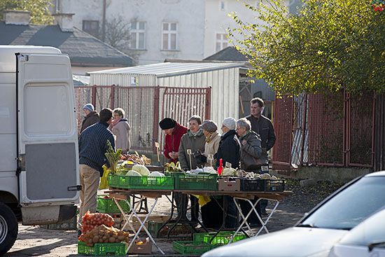Kamienna Gora, ludzie na targowisku miejskim przy ulicy Fomalskiej. EU, Pl, Dolnoslaskie.