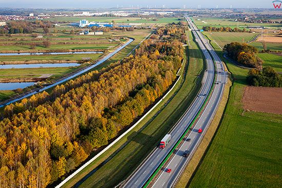 Legnica, autostrada A4 biegnaca obok miasta. EU, Pl, Dolnoslaskie. Lotnicze.