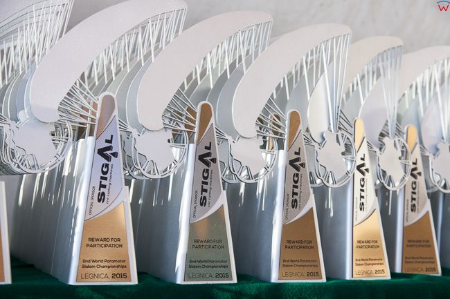 Legnica, 04.07.2015r. II Motoparalotniowe Slalomowe Mistrzostwa Ĺšwiata. Ceremonia zakonczenia zawodow i wreczenia nagrod n/z trofea dla zwyciezcow