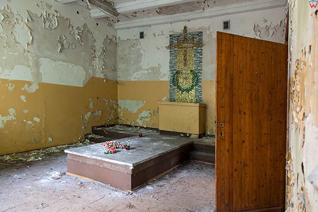 Legnica, opuszczony, poradziecki dawny szpital na terenie Lasku Zlotoryjskiego-kaplica. EU, Pl, Dolnoslaskie.