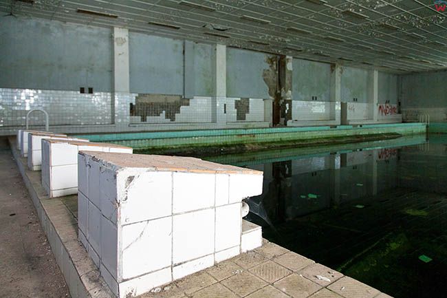 Legnica, opuszczony, poradziecki dawny szpital na terenie Lasku Zlotoryjskiego-infrastruktura basenu. EU, Pl, Dolnoslaskie.