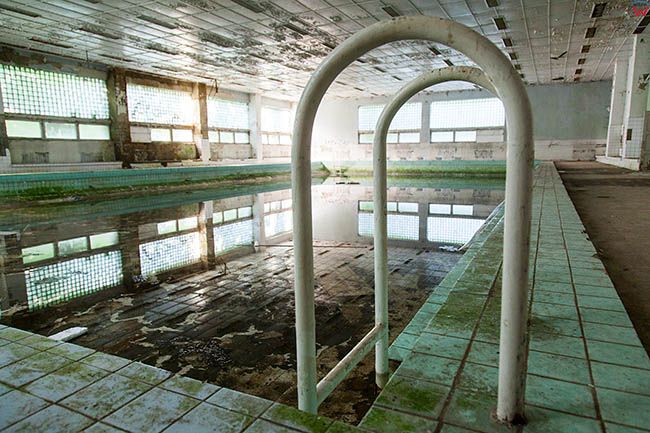 Legnica, opuszczony, poradziecki dawny szpital na terenie Lasku Zlotoryjskiego-infrastruktura basenu. EU, Pl, Dolnoslaskie.
