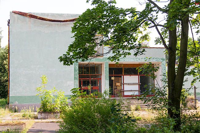 Legnica, opuszczony, poradziecki dawny szpital na terenie Lasku Zlotoryjskiego-budynek kina. EU, Pl, Dolnoslaskie.