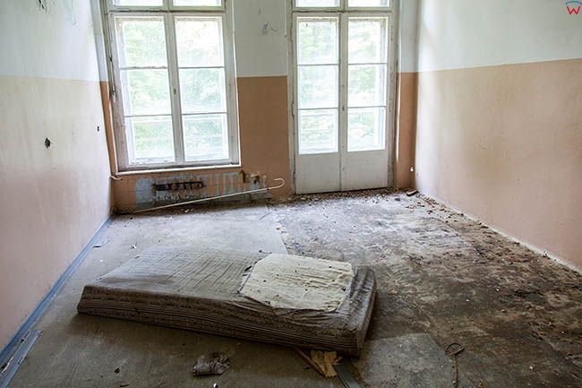 Legnica, opuszczony, poradziecki dawny szpital na terenie Lasku Zlotoryjskiego-szpitalne wnetrza. EU, Pl, Dolnoslaskie.