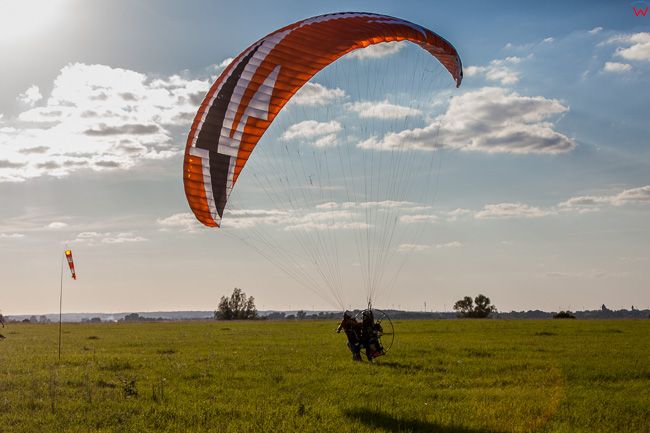 Ketrzyn-Wilamowo, 01.08.2015r. , Mazury AirShow. Pokaz akrobacji lotniczych. Start motoparalotni tandem. EU, PL, Warm-Maz.