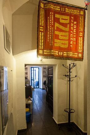 Bielsko - Biala, kawiarnia-muzeum Malego Fiata przy ulicy Cieszynskiej, oryginalny sztandar PZPR. EU, PL, Slaskie.
