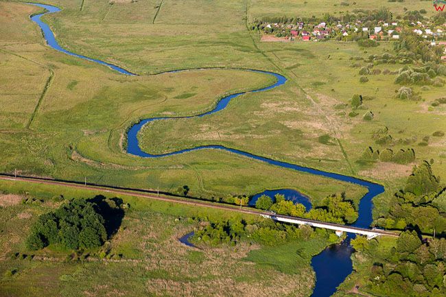 Krynka Lesniczowka, linia kolejowa nad rzeka Suprasl w okolicy Bialegostoku. EU, PL, Podlaskie. Lotnicze.