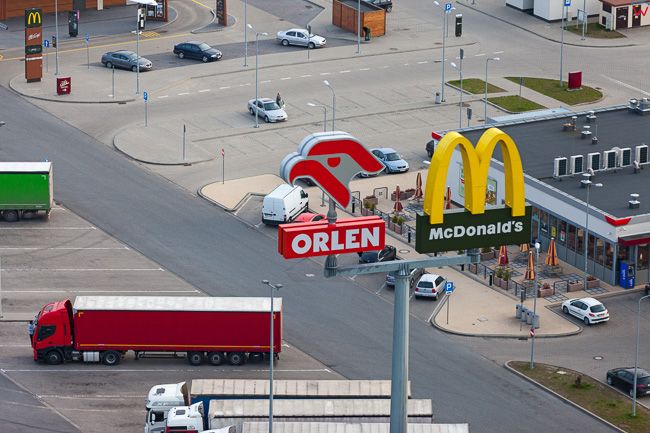 Maldyty, stacja paliw Orlen i McDonalds przy S7. EU, PL, Warm-Maz. Lotnicze.
