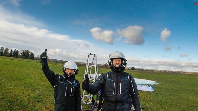 Motoparalotnia tandemowa, gratulacje po ladowaniu, 07.11.2017. EU, Polska, warm-maz. Lotnicze
