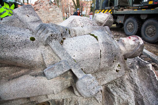 Lidzbark Warminski, demontaz Pomnika Wdziecznosci Armii Radzieckiej, na skutek wejscia w zycie ustawy dekomunizacyjnej. EU, PL, warm-maz. Lotnicze.
